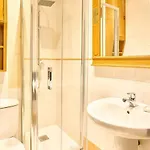 El Patio Del Barrio Del Oeste *