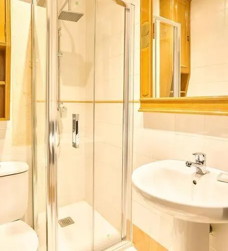 El Patio Del Barrio Del Oeste *